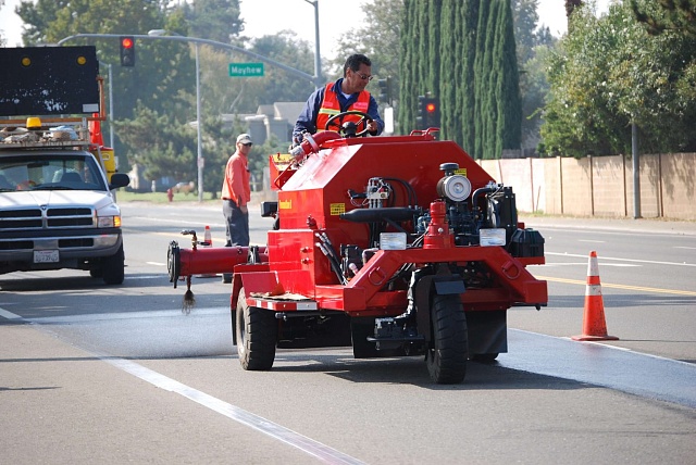 Самоходная машина для нанесения защитных текстурных эмульсий  PavementSaver 2
